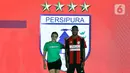 Pemain Persipura berpose mengenakan jersey untuk Shopee Liga 1 2020 saat acara Launcing di Hotel Fairmont, Jakarta, Senin (24/2/2020). Shopee Liga 1 2020 diikuti 18 klub terbaik Indonesia. (Liputan6.com/Johan Tallo)