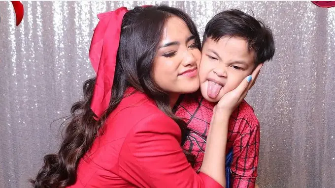 Fuji saat Ulang Tahun Gala ke-4 Bertema Super Hero