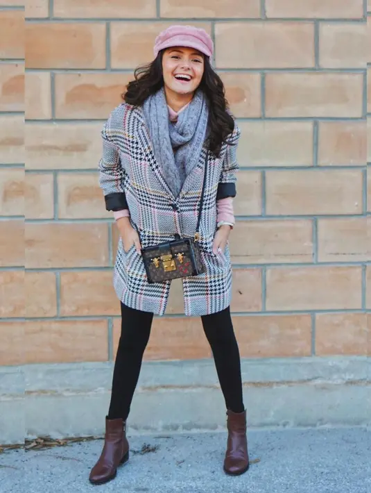 Siapa sangka abu-abu dan pink adalah warna yang serasi. Kamu dapat menggunakan tartan coat abu-abu dan topi beret wol berwarna pink serta ankle boots berwarna coklat ketika ingin menonton Paris Fashion Week. (instagram/amandarawles)