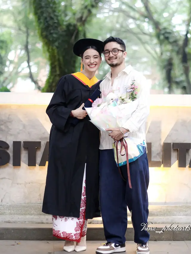 Mawar Eva de Jongh saat wisuda pakai toga. [@vanz_photoarts]