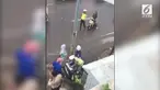 Seorang wanita kabur dari razia motor tanpa sepengetahuan polisi yang bertugas. Video ini menjadi ramai diperbincangkan warga.