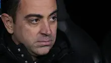 Ekspresi pelatih Barcelona, Xavi Hernandez saat memimpin timnya menghadapi Real Madrid pada leg pertama semifinal Copa del Rey 2022/2023, Jumat (3/3/2023) dini hari WIB. (AP Photo/Manu Fernandez)