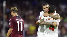 Pemain AS Roma Bryan Cristante merayakan gol pertama timnya atas Salernitana pada pertandingan sepak bola Serie A Italia di Stadion Arechi, Salerno, Italia, 14 Agustus 2022. AS Roma menang 1-0. (Alessandro Garofalo/LaPresse via AP)