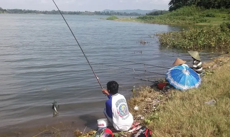 Sejumlah warga memancing di pinggir sungai Batanghari. (Liputan6.com/B Santoso)