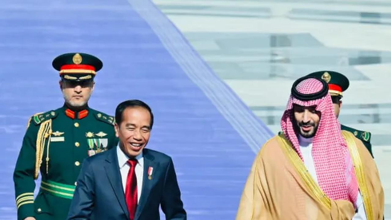 Momen Hangat Jokowi saat Bertemu Pangeran MBS di Istana Al-Yamamah