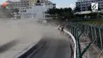 Seorang bocah terpelanting jauh karena hembusan angin kencang dari turbin pesawat.