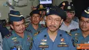Citizen6, Tanjung Priok: Wakil Menteri Perhubungan RI Bambang Susantono memberikan keterangan pers kepada para wartawan saat melepas keberangkatan pemudik gratis dengan KRI Banda Aceh-593, Kamis (16/8). (Pengirim: Dispenkolinlamil)