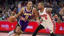 Pebasket Los Angeles Lakers, Avery Bradley, berusaha melewati pebasket Portland Trail Blazers, Damian Lillard, di Moda Center, Sabtu 928/12). LA Lakers menang 128-120 atas Portland Trail Blazers. (AP/Craig Mitchelldyer)