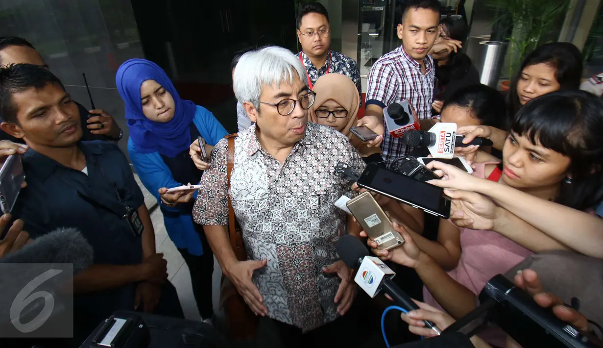 Ketua Panitia Seleksi Pemilihan Penasihat KPK Imam Prasodjo saat berada di Gedung KPK, Jakarta, Kamis (2/3). Pansel telah menerima sekitar 3.000 pendaftar calon penasihat KPK periode 2017-2022. (Liputan6.com/Helmi Afandi)