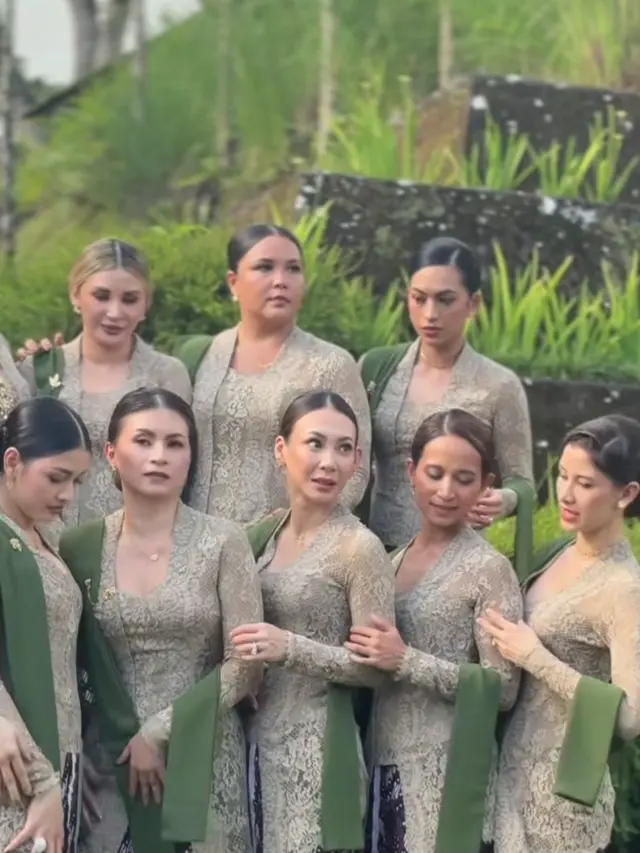 Gaun Bridesmaid Pernikahan Luna Maya