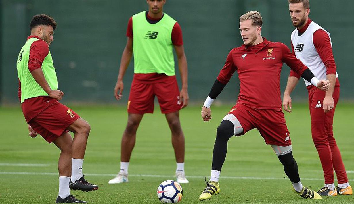 Pemain Liverpool, Alex Oxlade-Chambrlain (kiri) mengontrol bola saat berlatih di Melwood Training Ground, Liverpool (7/9/2017). Latihan ini jelang melawan Manchester City pada pekan keempat Premier League. (Photo/Liverpoolfc)