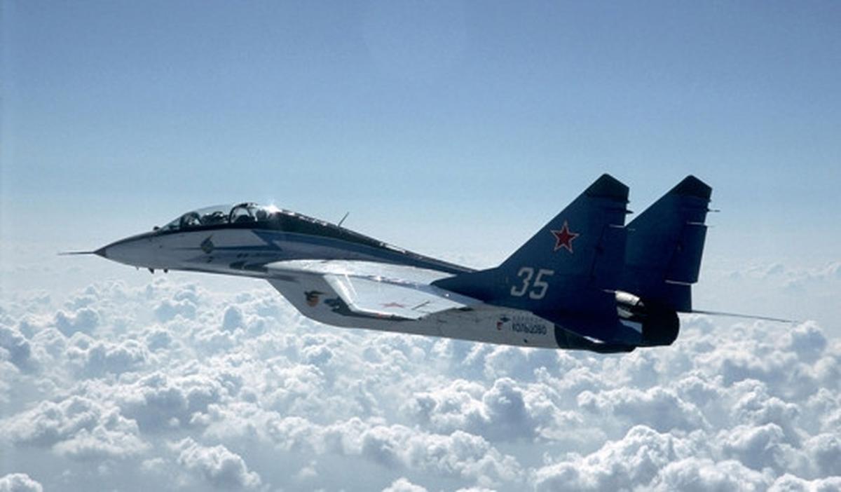 Aksi gila pilot miliarder foto selfie sambil kendarai Jet MiG 29
