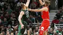 Pemain Chicago Bulls, Robin Lopez (kanan) melakukan tembakan melewati adangan pemain Boston Celtics, Aron Baynes pada lanjutan NBA basketball game di United Center, Chicago, (11/12/2017). Bulls menang 108-85. (AP/Charles Rex Arbogast)