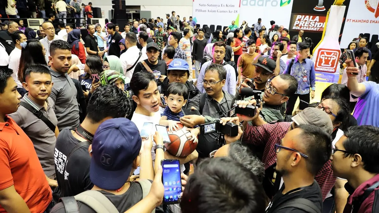 Jan Ethes Srinarendra dan sang ayah Gibran Rakabuming Raka