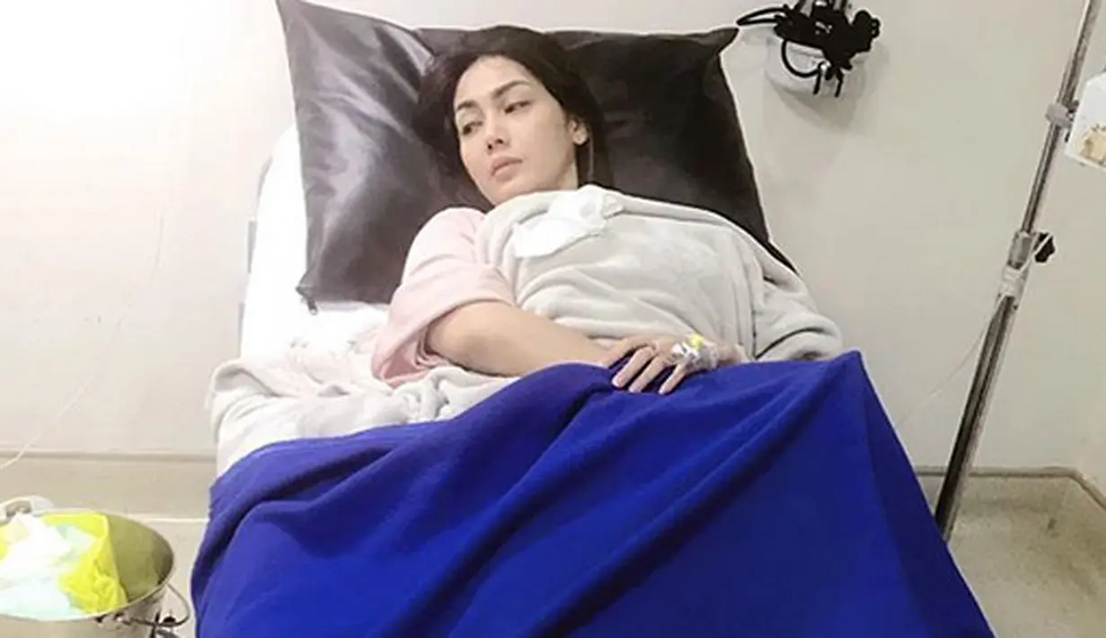 Nasib malang baru saja terjadi pada istri presenter Arie Untung, Fenita Arie. Saat akan membuat kopi buat suaminya, ia mengalami kecelakaan kecil. Melihat kejadian itu, Arie langsung meminta maaf pada istrinya. (Instagram/ariekuntung)