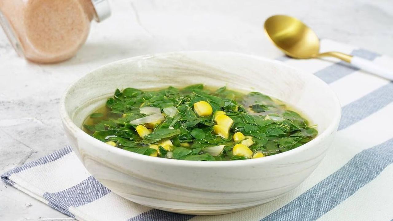 Selain bermanfaat untuk pengobatan, kelor juga dikenal manjur untuk memperlancar ASI pada ibu menyusui. Cara mengolah daun kelor untuk ASI yang paling mudah adalah dengan menyulapnya menjadi masakan.