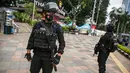 Petugas Brimob Polda Metro Jaya dengan senjata lengkap melakukan patrolI di kawasan Bundaran HI, Jakarta, Kamis (1/4/2021). Pasca penyerangan yang terjadi di Mabes Polri, aparat kepolisian memperketat penjagaan dan pengamanan di ruang publik ibu kota. (Liputan6.com/Faizal Fanani)