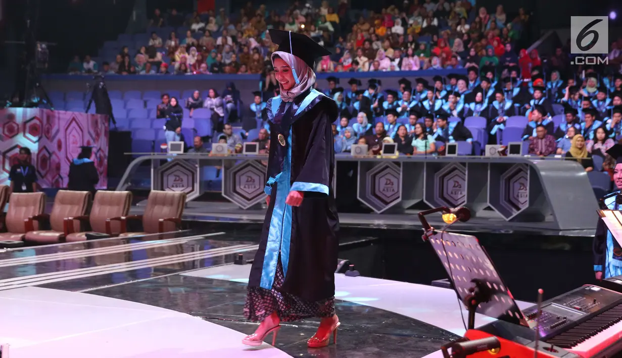 Seorang wisudawati menuju kedepan saat mengikuti wisuda ATVI ke-X di Jakarta, Kamis (7/12). Sebanyak 110 wisudawan dan wisudawati ATVI mengikuti wisuda ke-X. (Liputan6.com/Angga Yuniar)
