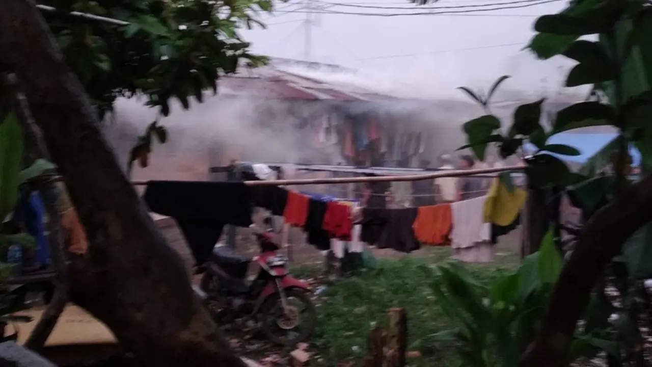 Sebuah ruko di Jalan Raya Bogor, Pasar Rebo, Jakarta Timur, diterjang tanah longsor.
