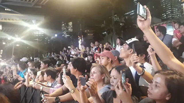 Fans menunggu Stephen Curry