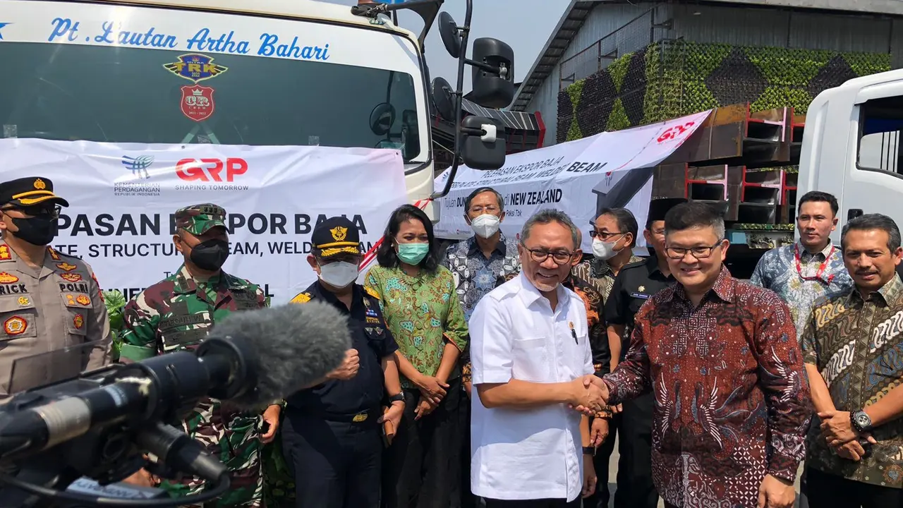 Menteri Perdagangan Zulkifli Hasan melepas ekspor 3.800 metrik ton baja struktur dan plat baja ke Selandia Baru, Selasa (26/7/2022).