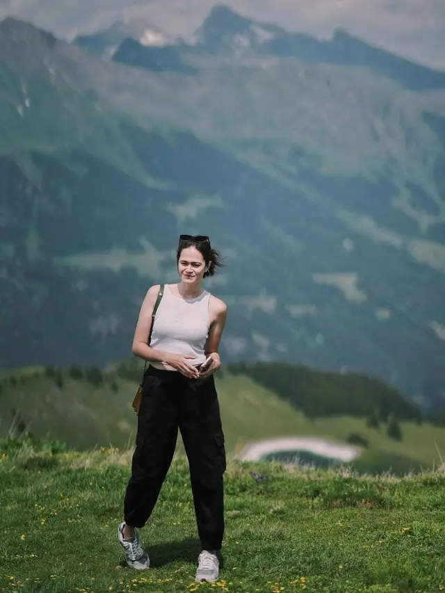 Potret Sabai Morscheck Liburan di Swiss Bareng Anak