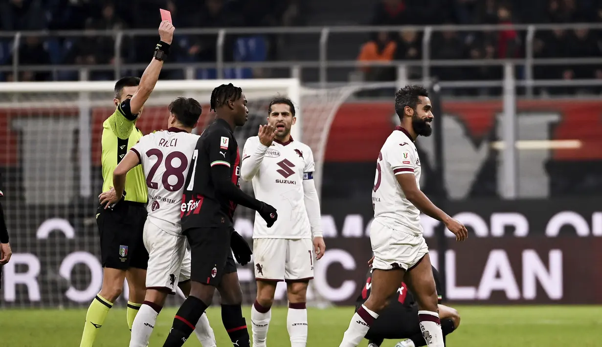 Wasit menunjukkan kartu merah kepada pemain Torino Koffi Djidji saat bertanding melawan AC Milan mpada babak 16 besar Coppa Italia di Stadion San Siro di Milan, Italia, Kamis (12/1/2023). Torino menang tipis atas AC Milan dengan skor 1-0 berkat gol Michel Adopo di perpanjangan waktu. (Marco Alpozzi/LaPresse via AP)