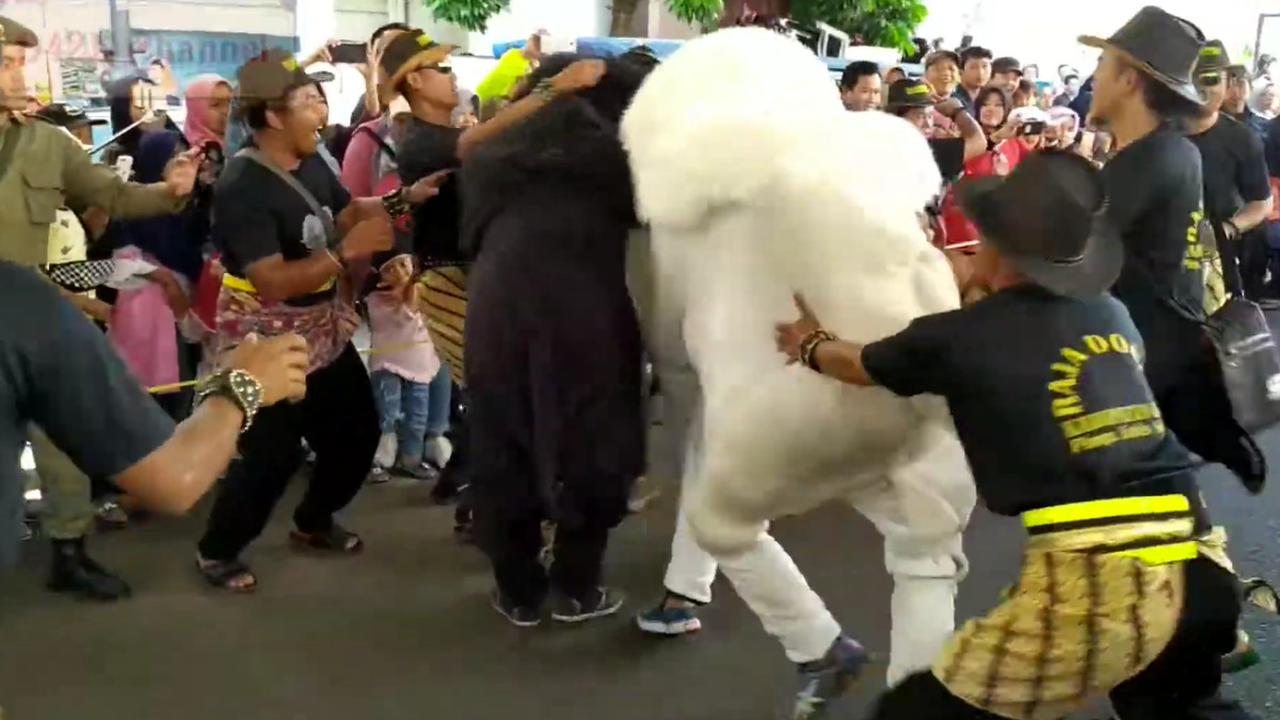Serunya Pertunjukan Raja Dogar