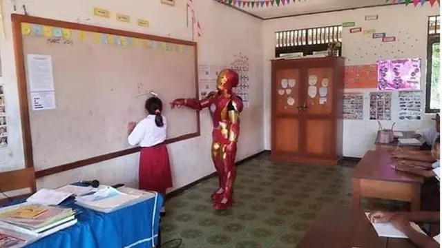8 Potret Kocak Kelakuan Guru Waktu di Sekolah Ini Bikin Tepuk Jidat