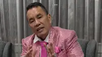 Saling sindir antara Hotman Paris dan Alvin Lim memanas. Terbaru, ia mengunggah video tampil necis dengan setelan jas berdasi plus sepatu Christian Louboutin. (Foto: Dok. Instagram @hotmanparisofficial)