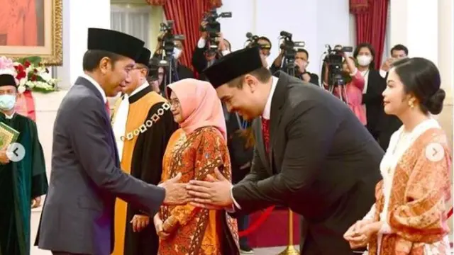 Dito Ariotedjo dan istri saat dilantik sebagai Menteri Pemuda dan Olahraga oleh Presiden Jokowi