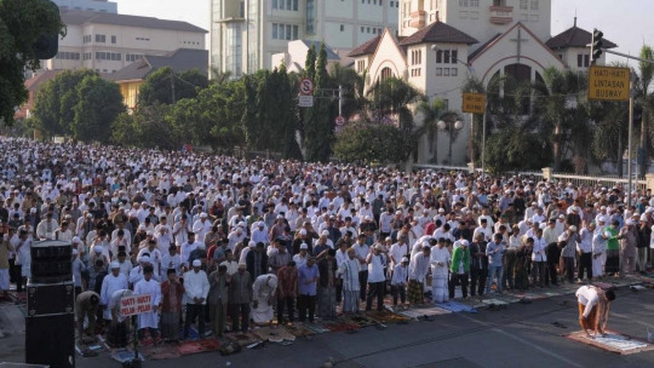 Ribuan warga Jatinegara gelar salat Idul Adha di jalan raya