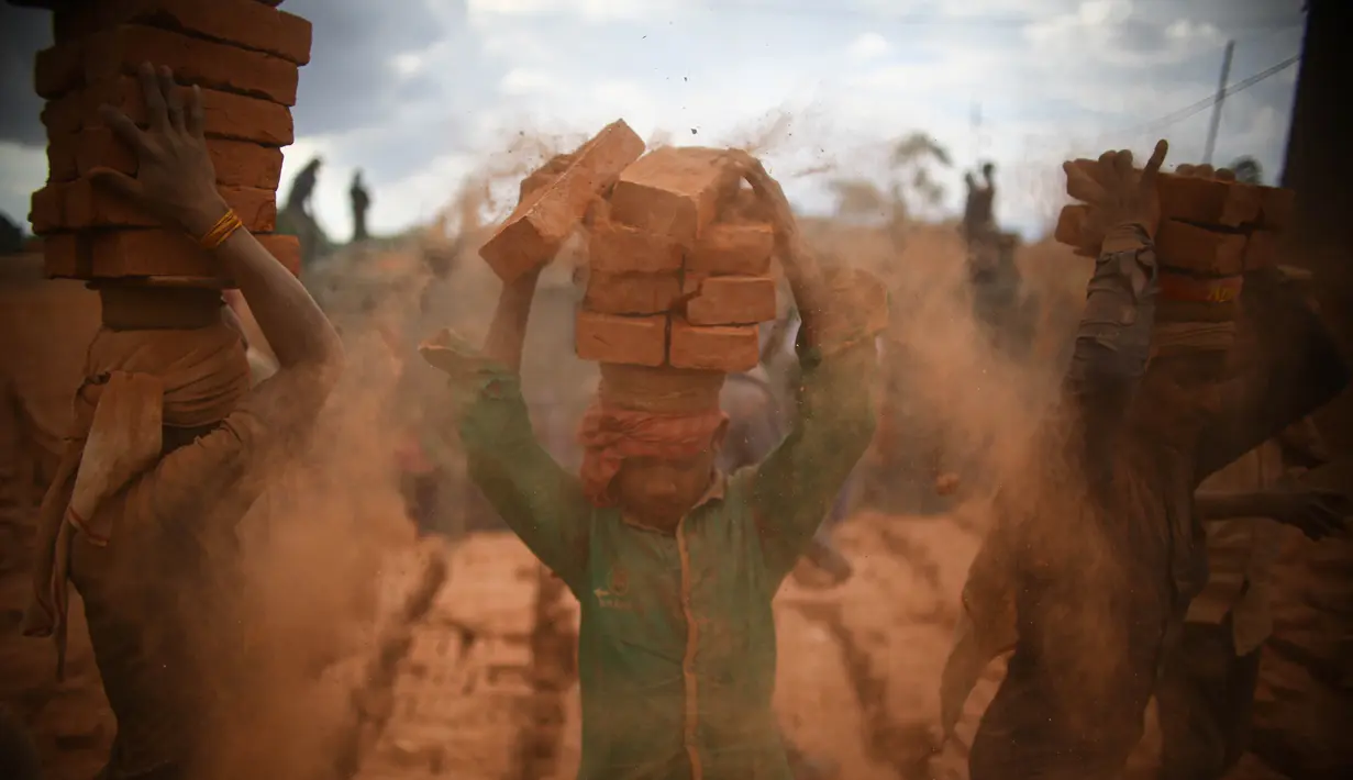 Sejumlah orang bekerja di pabrik batu bata di Bhaktapur, Nepal, 30 April 2020. (Xinhua/Sulav Shrestha)