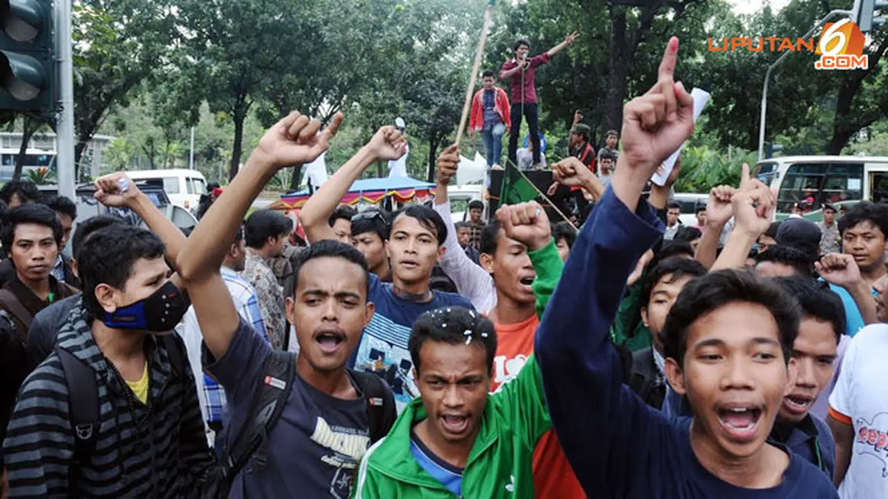 Demo Mahasiswa di Balai Kota RIcuh