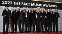 Grup K-pop Korea Selatan, Treasure, berpose pada acara karpet merah The Fact Music Awards 2022 di KSPO Dome di Seoul (8/10/2022). (Jung Yeon-je / AFP)