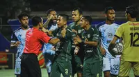 Persebaya kembali mencetak gol pada menit ke-22 melaui sundulan Arsenio Valpoort. Namun gol kedua tersebut dianulir wasit dan sempat mengundang protes para pemain Persebaya. (Bola.com/Maheswara Putra)