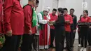 Ketua Umum PDIP Megawati Soekarnoputri menyerahkan KTA PDIP kepada tokoh agama di Jakarta, Selasa (2/4). Sejumlah tokoh agama, purnawirawan TNI-Polri, dan akademisi menyatakan bergabung dengan PDIP. (Liputan6.com/Faizal Fanani)