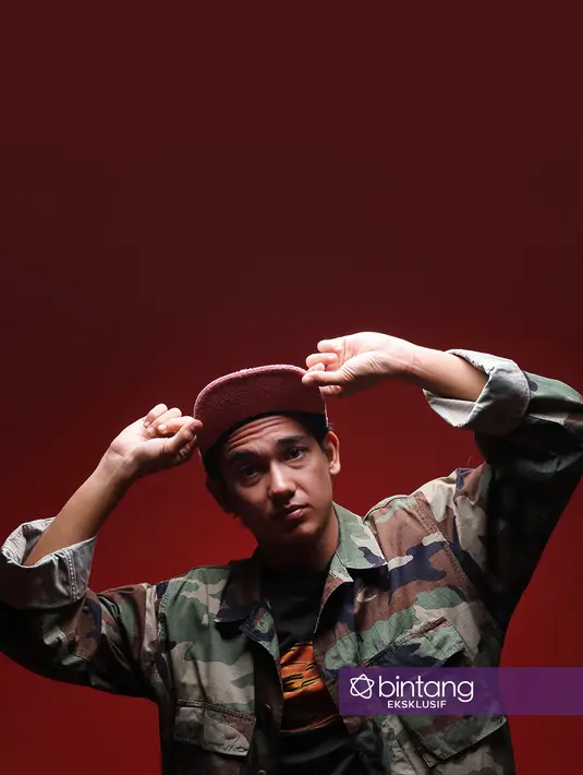 "Sebenarnya gue udah gak mau. Tapi pas gue dikasih tahu inti cerita dari posesif, permasalahannya itu berat, itu langsung gue sikat. Jadi anak SMA itu cuma lapisan sandwichnya aja disini." ujarnya. (Adrian Putra/Bintang.com)