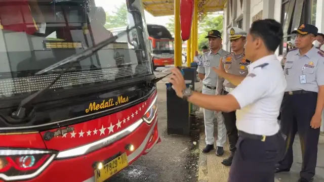 Arus mudik Lebaran 2025, petugas kepolisian dan perhubungan melakukan ramp check di Terminal Jatijajar, Depok
