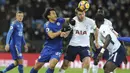 Pemain Leicester, Shinji Okazaki (kiri) berebut bola dengan pemain Tottenham, Eric Dier (tengah) pada lanjutan Premier League di King Power Stadium, Leicester, (28/11/2017).  Leicester City menang 2-1. (AP/Rui Vieira)