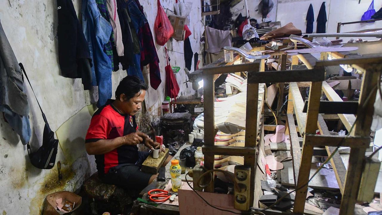 FOTO: Permintaan Lesu, Industri Rumahan Sepatu Terpukul, Omzet Anjlok 70 Persen