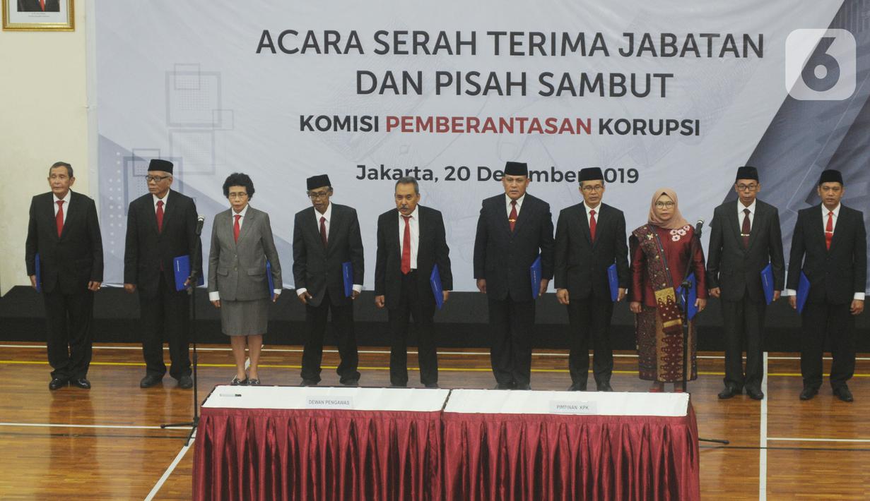 Pimpinan KPK dan Dewan Pengawas KPK saat pisah sambut usai pelantikan di Gedung KPK, Jakarta, Jumat (20/12/2019). Acara ini dihadiri pimpindan dan Dewan Pengawas KPK. (merdeka.com/Dwi Narwoko)