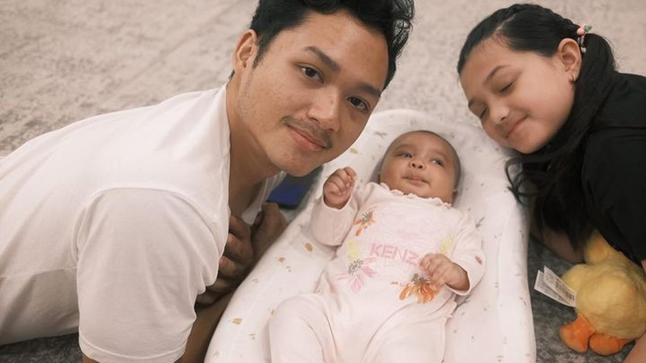 Ada juga yang salfok dengan penampilan Azriel. Potret Azriel ramai disebut begitu mirip dengan Kris Dayanti.<br>