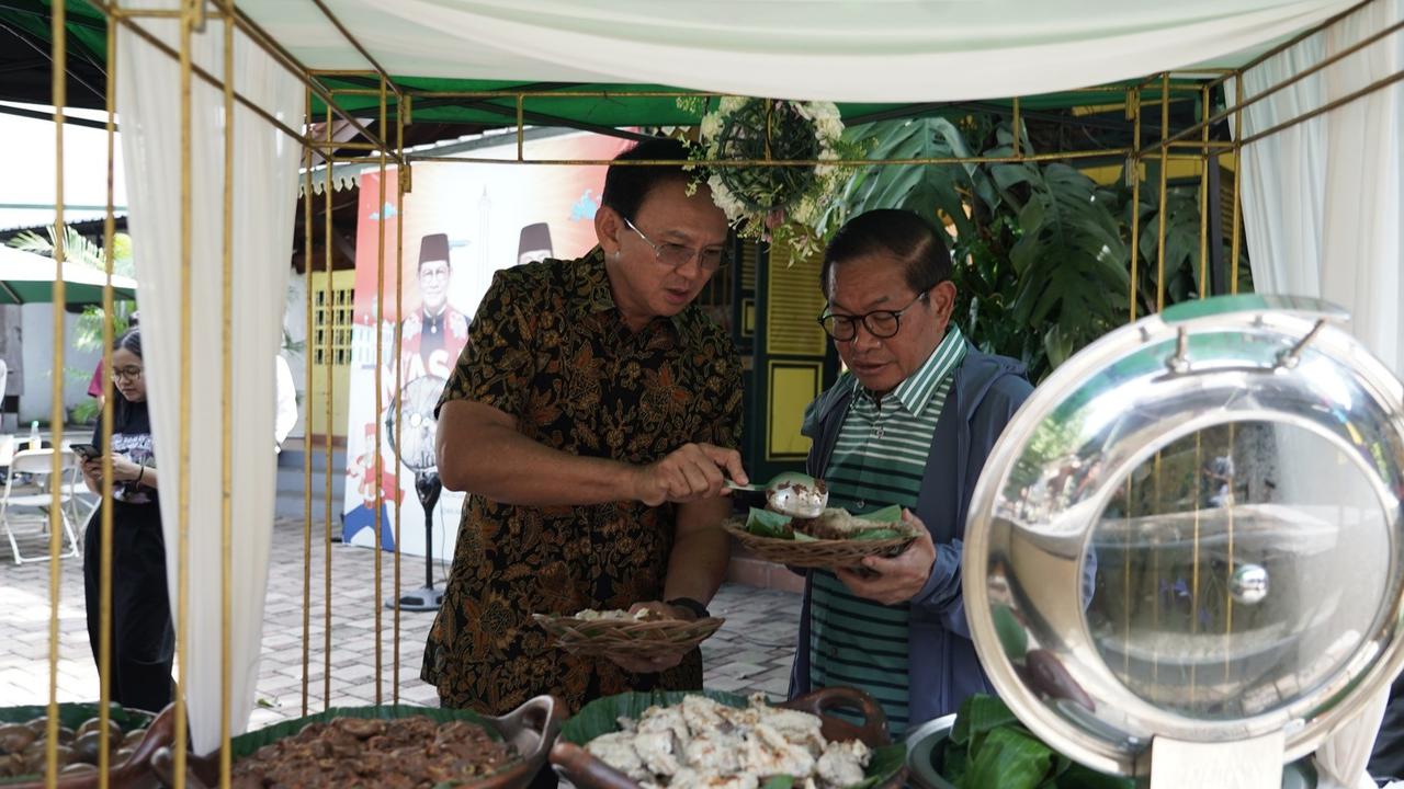 Ahok dan Pramono Sarapan Gudeg di Warung Bang Doel