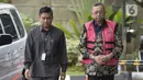 Mantan Direktur Utama PT Asuransi Jiwasraya, Hendrisman Rahim dikawal petugas akan menjalani pemeriksaan penyidik dari Kejaksaan Agung di Gedung KPK, Jakarta, Senin (20/1/2020). Hendrisman Rahim diperiksa sebagai tersangka terkait kasus korupsi PT Asuransi Jiwasraya. (merdeka.com/Dwi Narwoko)