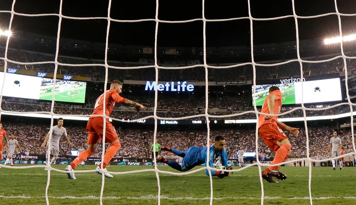 Kiper Real Madrid, Keylor Navas (tengah) mendekap bola saat bertanding melawan AS Roma dalam International Champions Cup (ICC) di New Jersey, Amerika Serikat, Selasa (7/8). Real Madrid menang 2-1. (AP Photo/Julio Cortez)