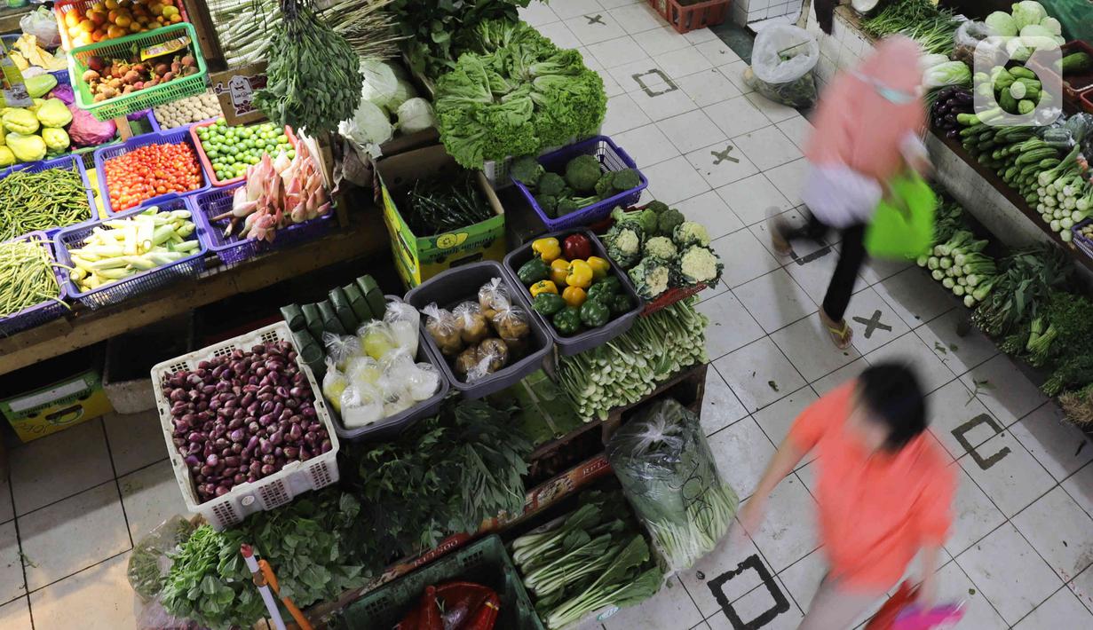 Aktivitas jual beli di Pasar Santa, Jakarta, Kamis (8/12/2022). Harga bahan pokok dari sejumlah komoditas seperti cabai, bawang, daging, ayam, beras dan telur, mulai mengalami kenaikan di awal bulan Desember menjelang Natal dan Tahun Baru 2023. (Liputan6.com/Herman Zakharia)