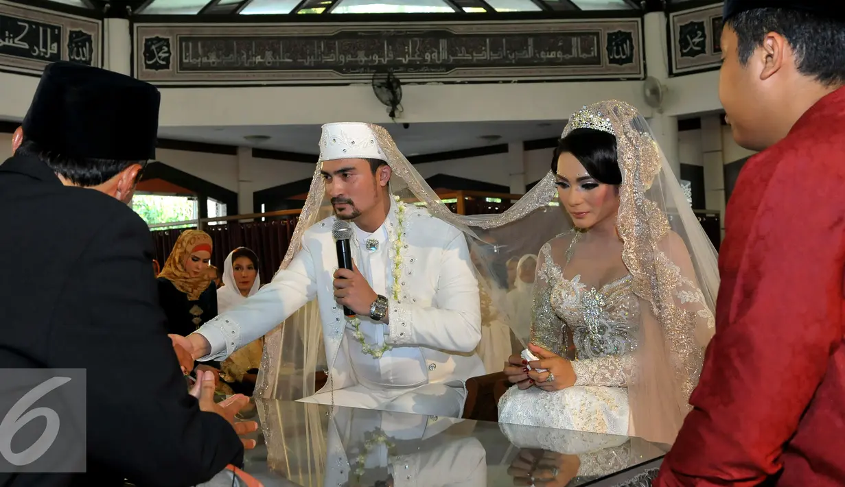 Wajah Reza Pahlevi terlihat sedikit tegang saat mengucapkan Ijab Kabul untuk mempersunting Ika Nico, Jakarta, Jumat (28/8/2015). Reza menikahi Ika dengan mas kawin tiga buah cincin berlian dan seperangkat alat salat (Liputan6.com/Faisal R Syam)