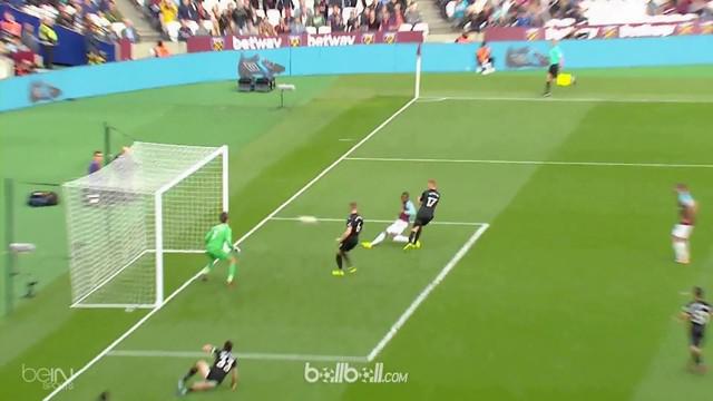 Berita video highlights Premier League 2017-2018, West Ham United vs Swansea City dengan skor 1-0. This video presented by BallBall.