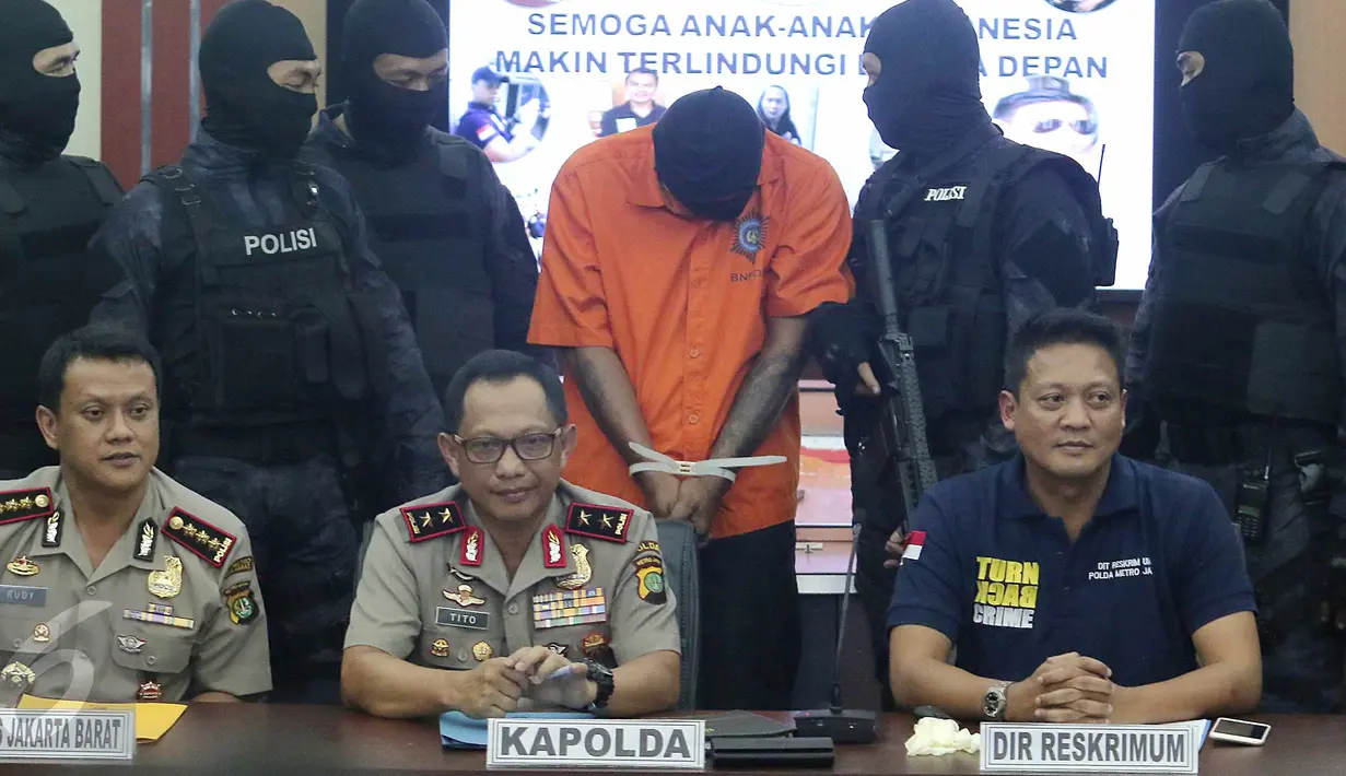 Ditreskrimum Polda Metro jaya dan Polres Metro Jakarta Barat menunjukkan tersangka dan barang bukti kasus pembunuhan PNF, bocah yang ditemukan tewas didalam kardus di Kalideres, di Polda Metro Jaya, Jakarta, Sabtu (10/10/2015). (Liputan6.com/Angga Yuniar)